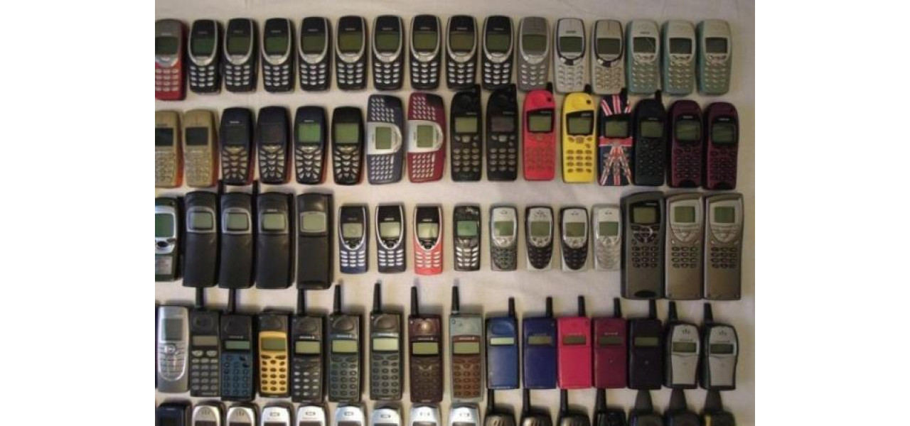 O privire nostalgica asupra telefoanelor cu buton si farmecul lor.