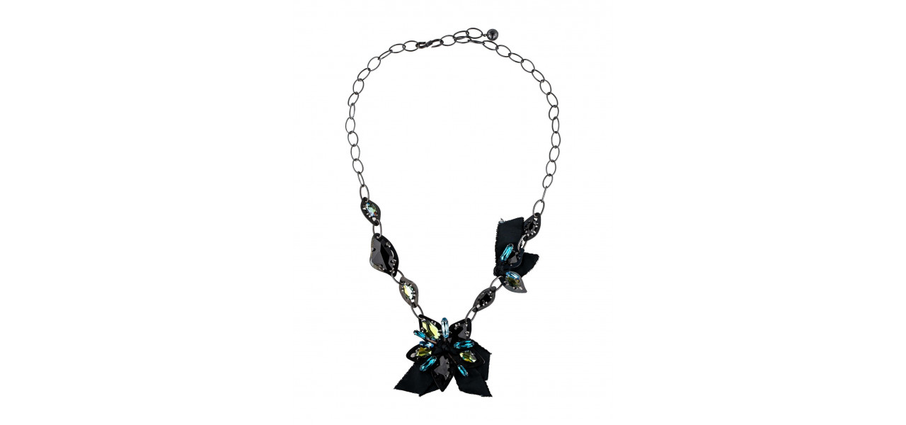 Adaugati o nota de eleganta cu accesoriile TV decorate cu cristale.