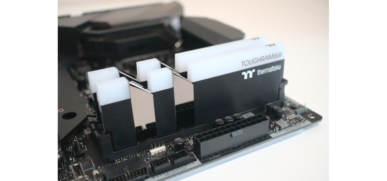 Performanta si fiabilitate combinate: RAM Thermaltake.