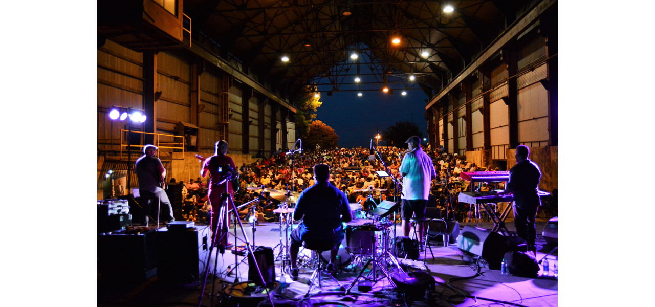 Construirea comunitatilor prin concerte Acoustic Tobe.