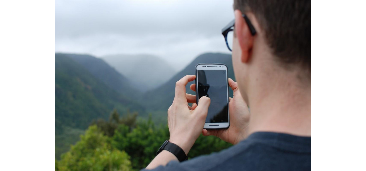 Telefoanele cu butoane fac un pas inapoi de la cultura coplesitoare a smartphone-urilor.