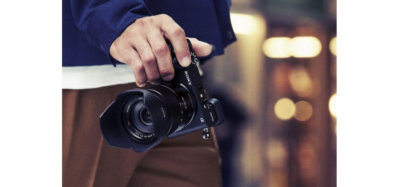 Faceti selfie-ul perfect cu camera frontala dedicata Sony.