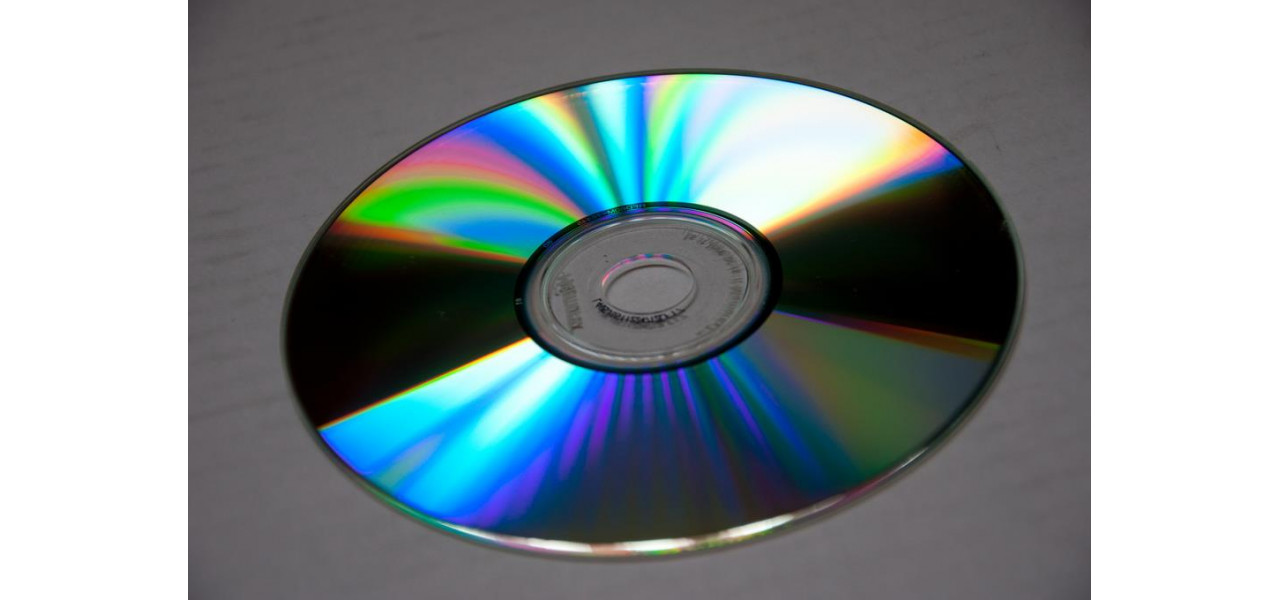 CD Melancholia: Reflectarea asupra declinului lent al vanzarilor de discuri compacte.