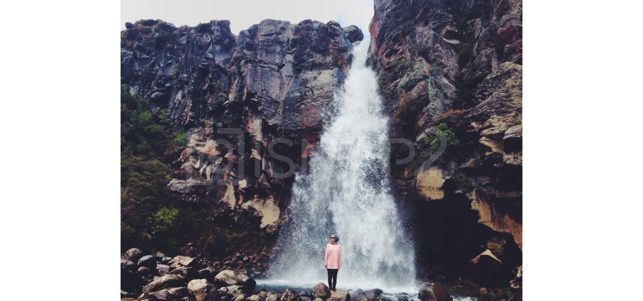 Urmarirea cascadelor: bucuria naturii Fotografie cu binoclu.