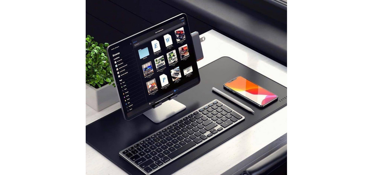 Creati o configuratie minimalista cu suporturi elegante pentru tablete.
