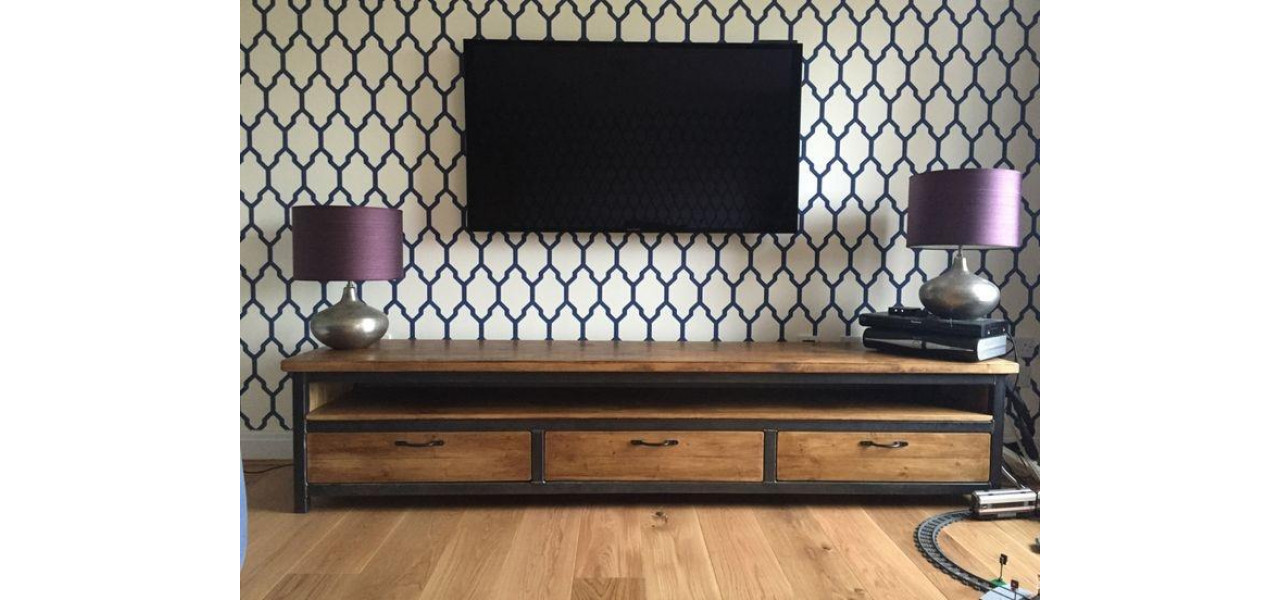 Creati o atmosfera retro cu accesorii pentru suport TV vintage.