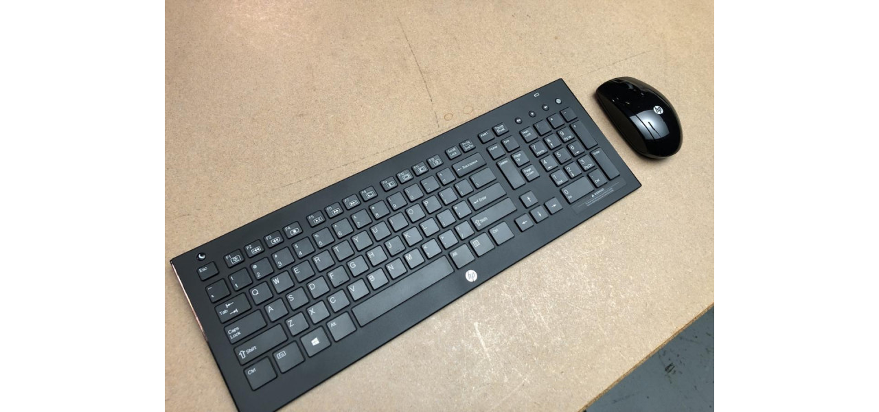 Taiati cablurile Treceti fara fir: libertatea setului de tastatura si mouse Bluetooth.