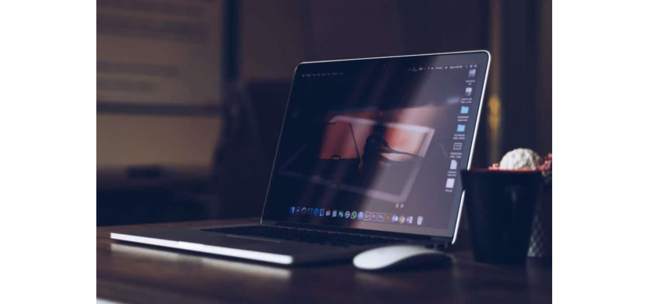 Afiseaza laptopurile si asistentii de inteligenta artificiala crescand eficienta.