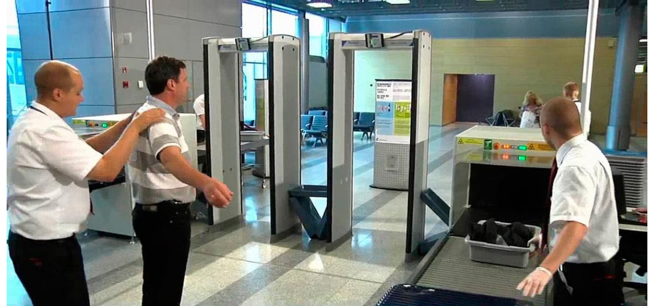 Ecrane in sistemele de securitate aeroportuare, imbunatatind controlul pasagerilor.