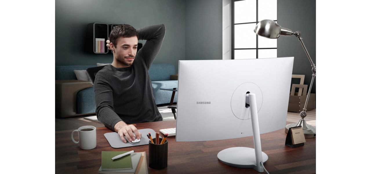 Cresteti-va spatiul de lucru cu monitoare Samsung cu inaltimi reglabile ale suportului.