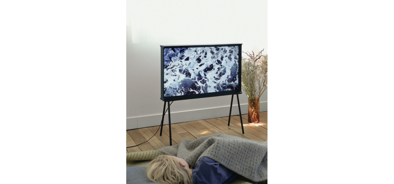 Imbratisarea designului minimalist cu Samsung Serif TV: o capodopera moderna.