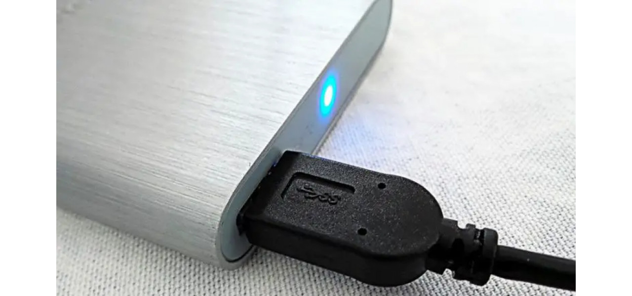 Accesorii esentiale pentru backup si recuperare pe hard disk extern.