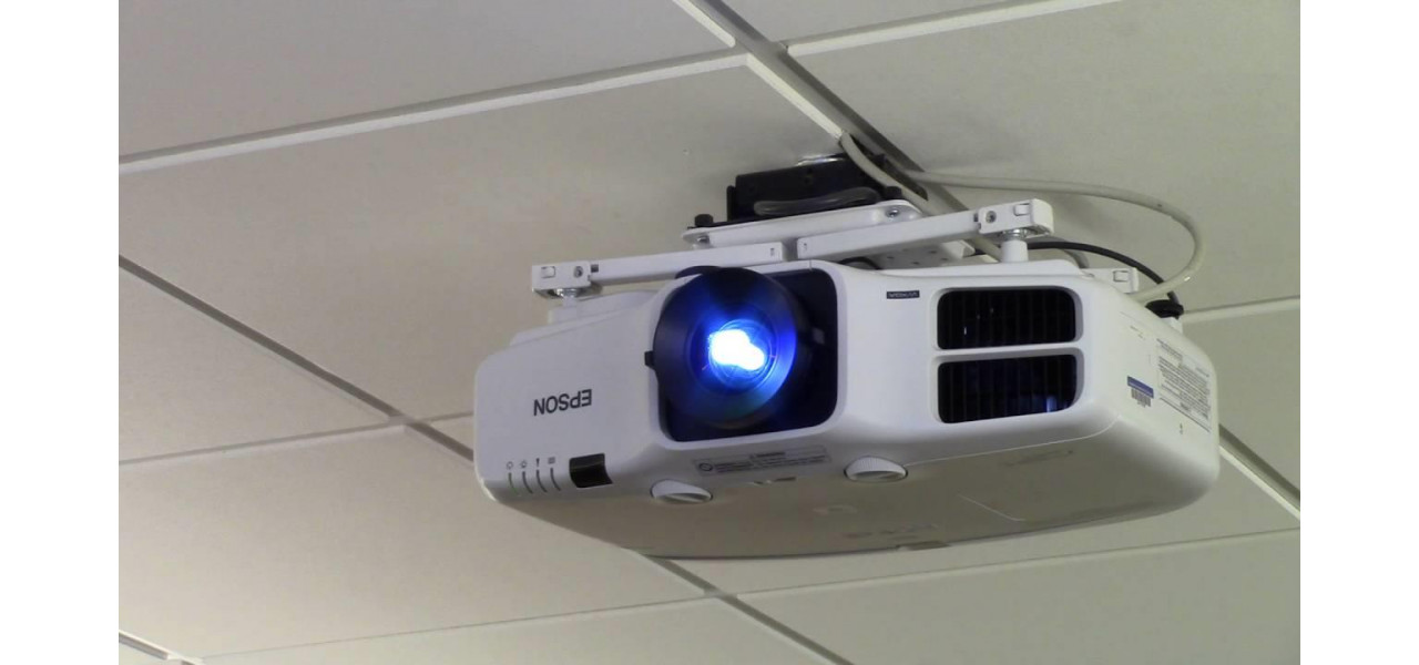 Accesorii esentiale pentru proiectoare in institutiile de invatamant.