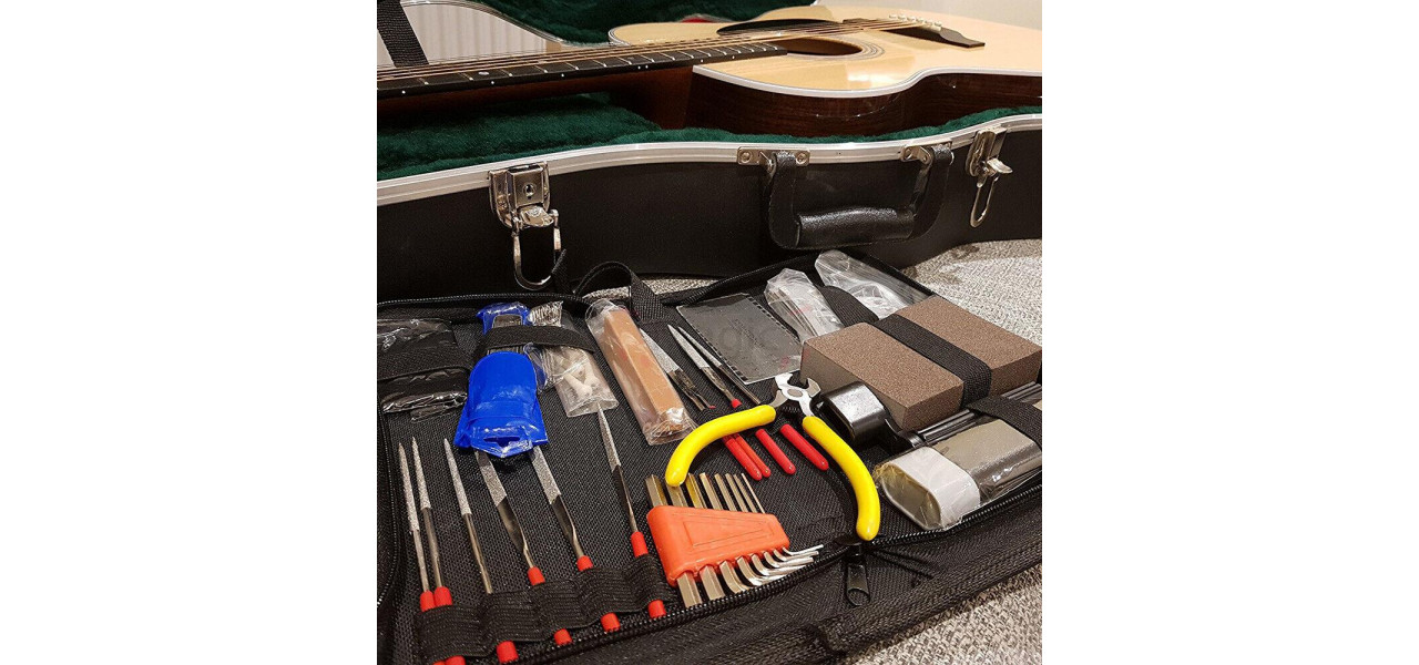 Truse de instrumente esentiale pentru chitara pentru reparatii si intretinere rapide.
