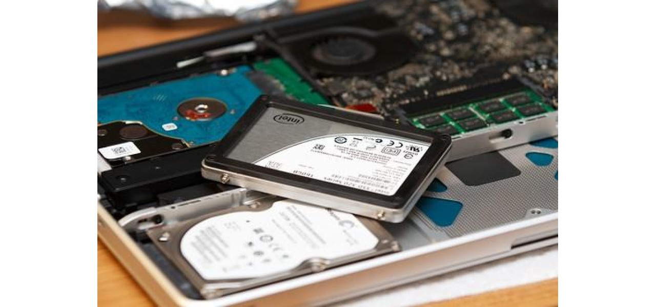 Explorarea solutiilor hibride care combina memoria HDD Dell cu SSD.