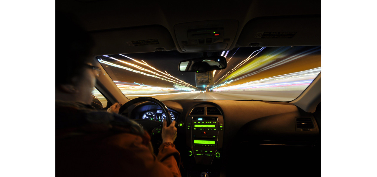 Explorarea traseelor ​​luminoase: capturarea vehiculelor in miscare.