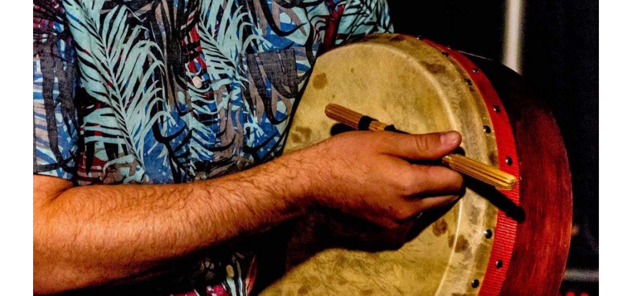 Explorand lumea mistica a percutiei traditionale irlandeze Bodhran.