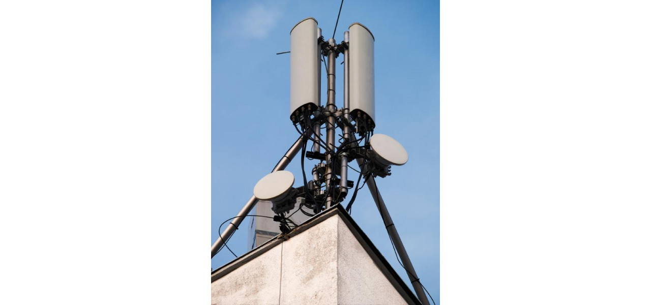 Explorarea rolului antenelor fara fir in retelele de telecomunicatii.