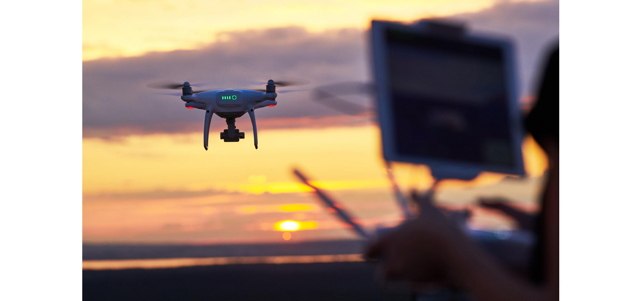Zburati in siguranta pe timp de noapte cu lumini de navigatie pentru drone si sisteme de iluminare.