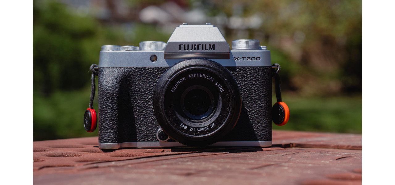 Fujifilm X-T200: O camera usoara fara oglinda pentru incepatori.