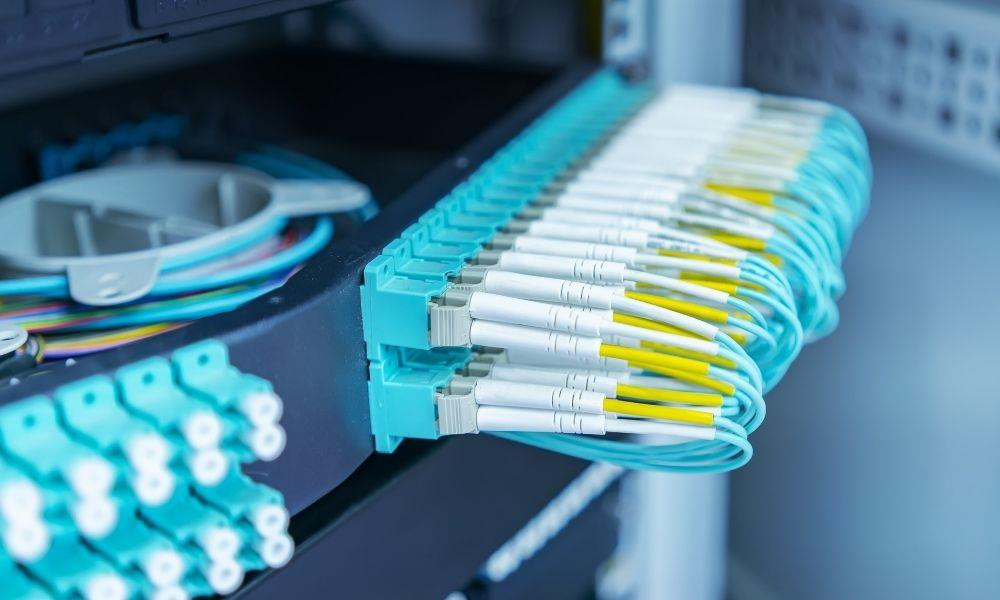 Valorificarea potentialului cablurilor de date cu fibra optica pentru conexiuni mai rapide si fiabile.