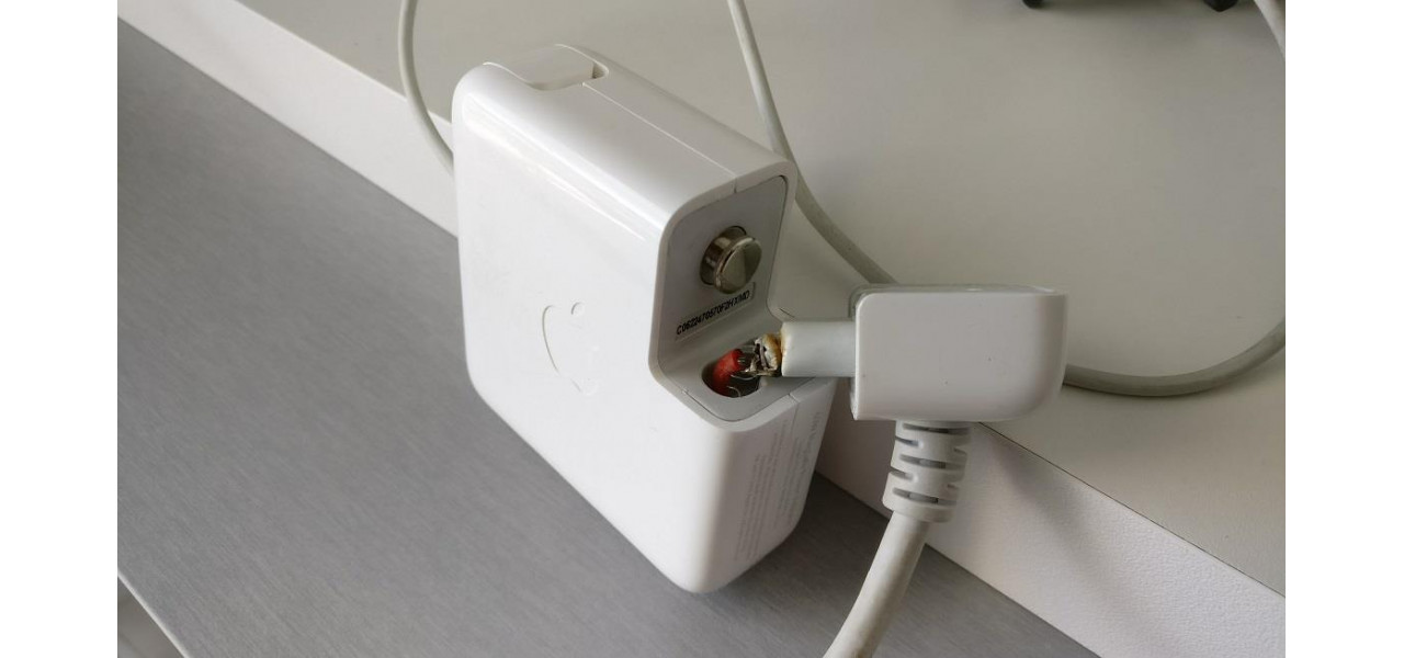 Cum sa preveniti topirea cablului de pe incarcatorul pentru laptop Apple.