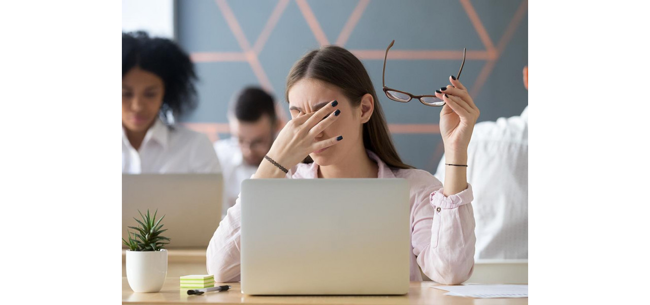 Imbunatatiti sanatatea ochilor cu monitoarele Fujitsu cu lumina albastra scazuta.