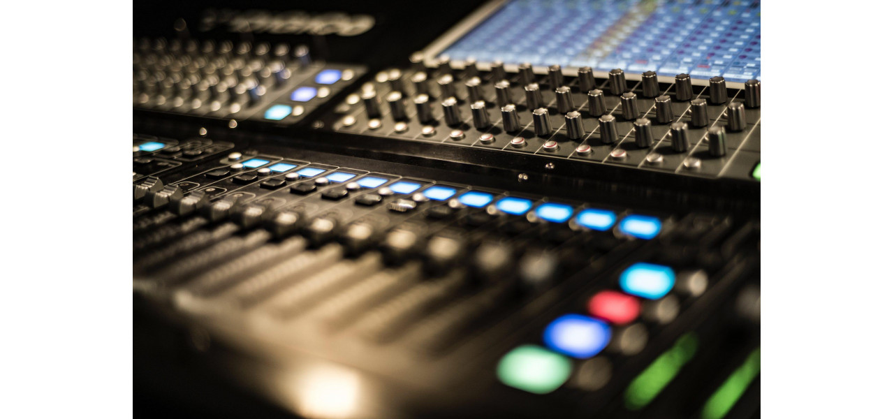 Imbunatatiti-va mixarea si masterizarea cu aceste accesorii audio esentiale.