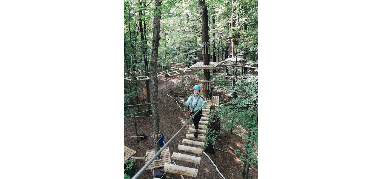 Kingston Adventure Sports: tiroliana prin paduri.