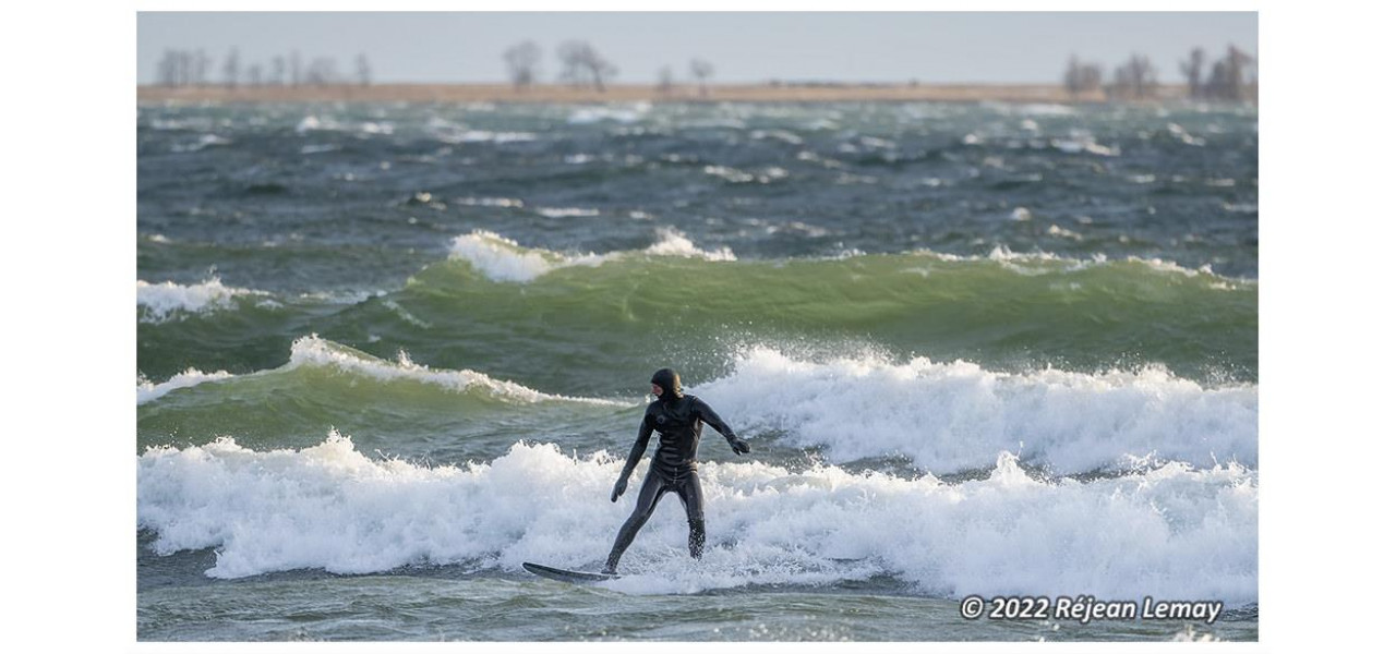 Scena de surf la Kingston: Prinderea valurilor la Bull Bay.