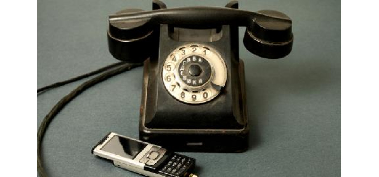 Telefoane fixe: un semn din cap catre trecut, un pod catre viitor.