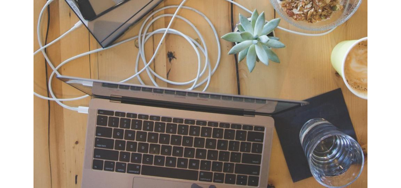 Incarcatoare pentru laptop si eficienta energetica: economisirea energiei si a banilor.