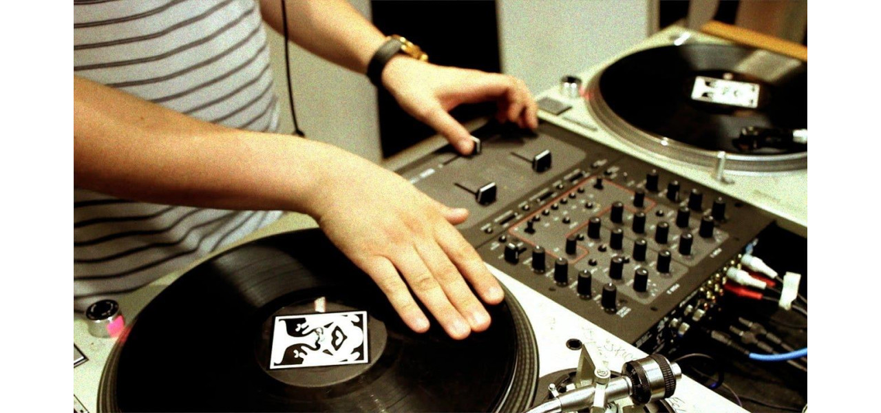Stapaneste arta scratch-ului cu echipamentul DJ potrivit.
