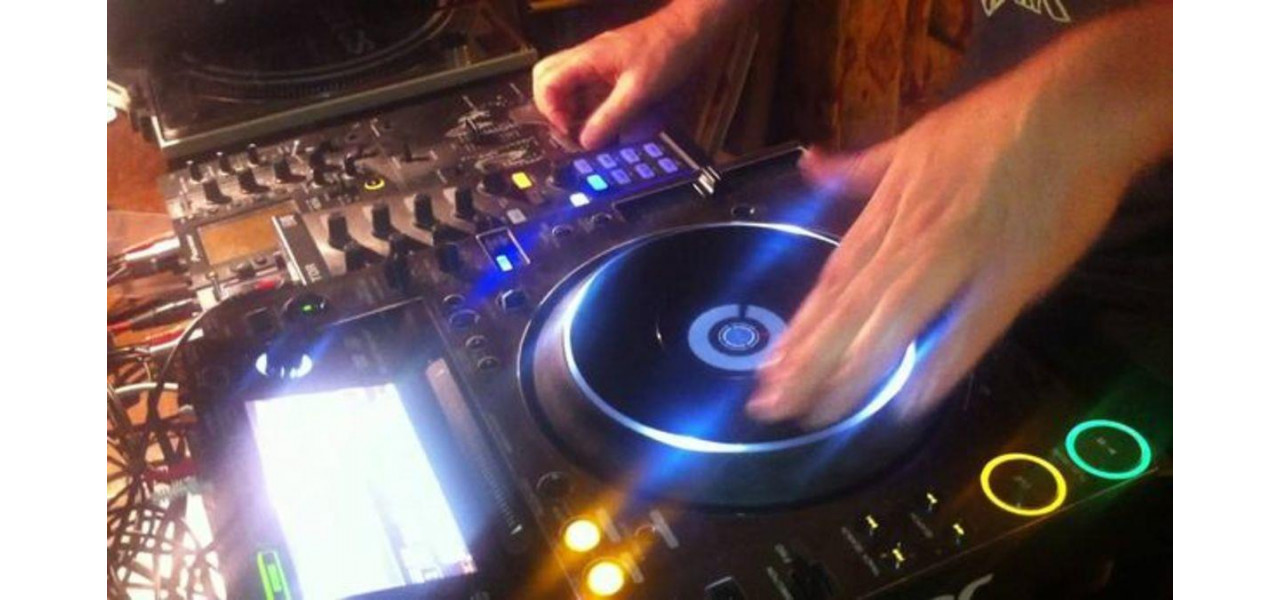 Stapaneste mestesugul DJ-ului cu cel mai bun echipament DJ.