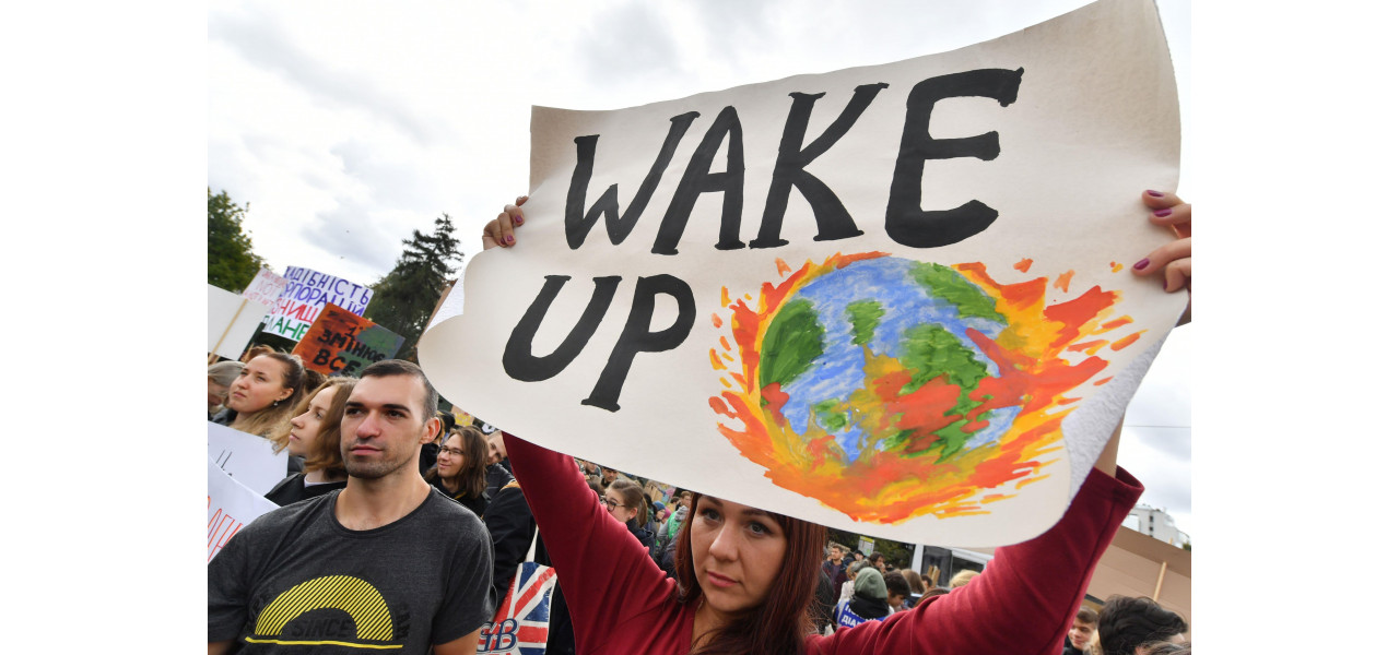 Megafoane si proteste de mediu: apel la actiune privind schimbarile climatice.
