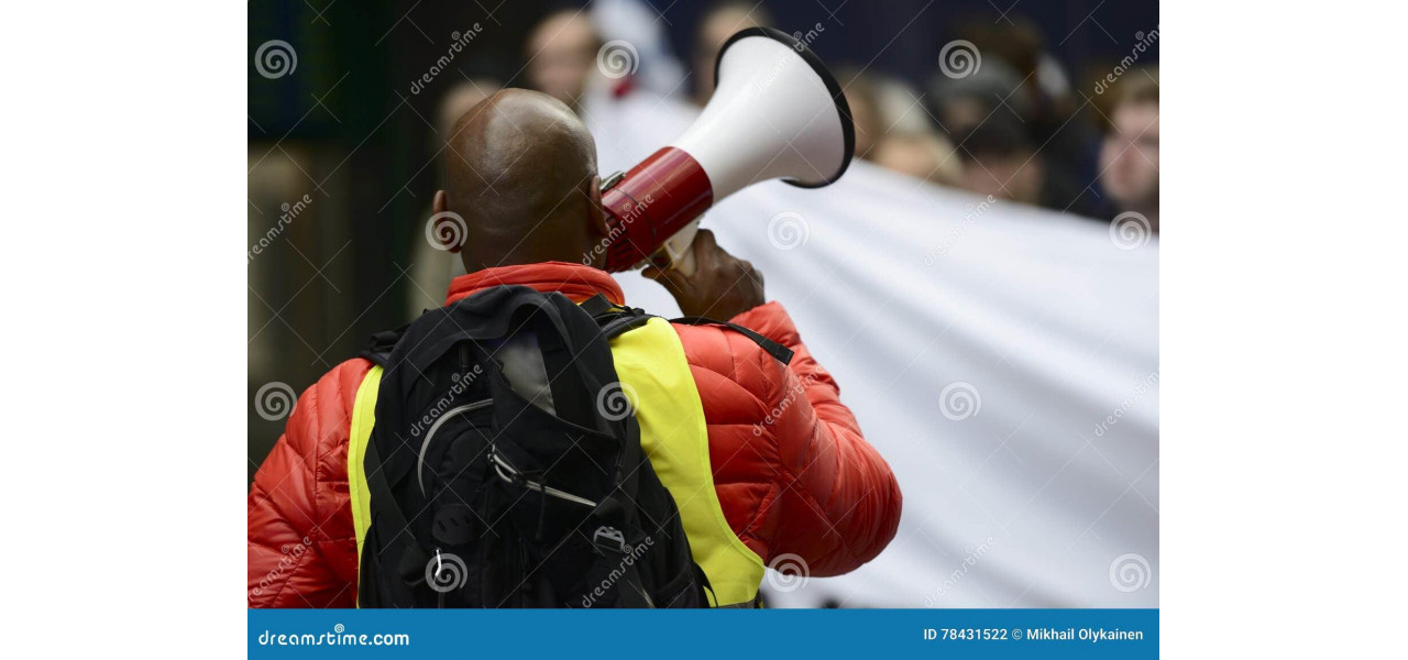 Megafoane si activism politic: voci strigand ale schimbarii.