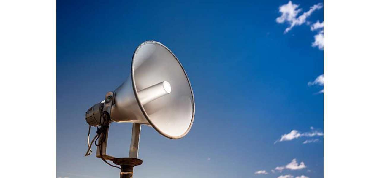 Megafoane si anunturi publice: comunicare eficienta in centrele de transport.
