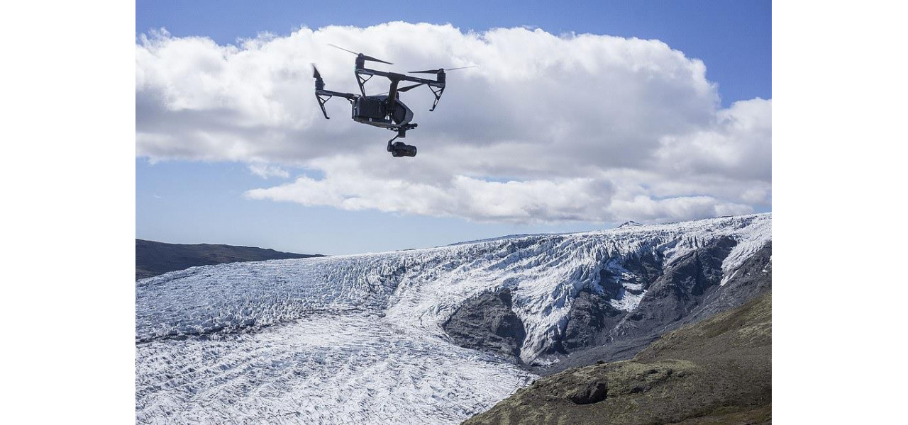 Monitorizarea cercetarilor privind schimbarile climatice ale retragerii ghetarului cu drone.