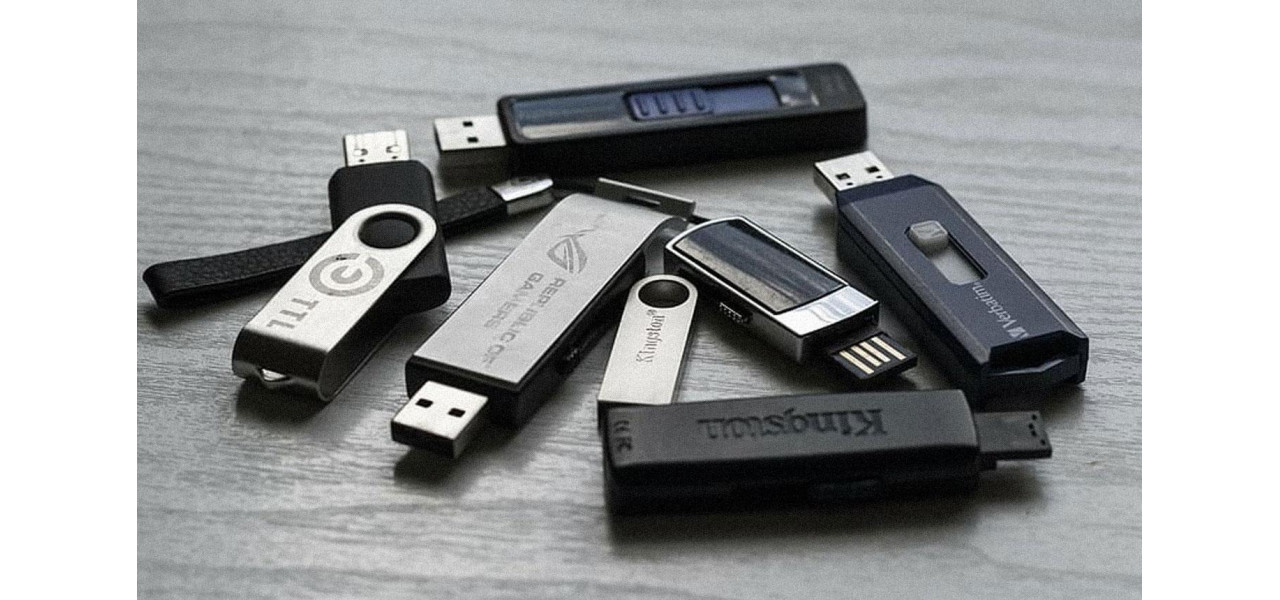 Accesorii obligatorii pentru hard disk-uri externe intr-o biblioteca muzicala DJ.