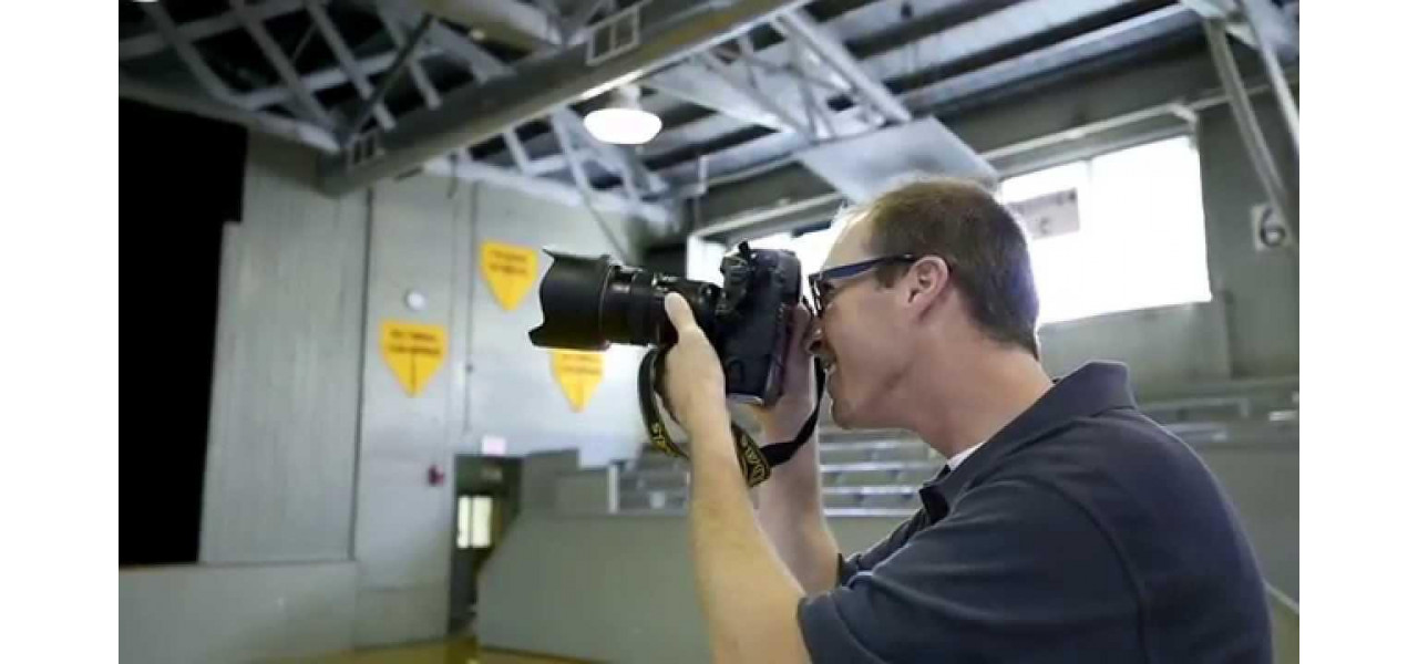 Camere foto NIKON si sporturi in interior: surprinderea actiunii in miscare rapida.