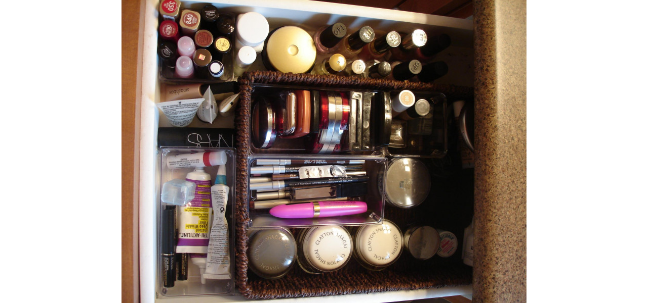 Organizeaza-ti colectia de machiaj cu dulapuri elegante din metal.