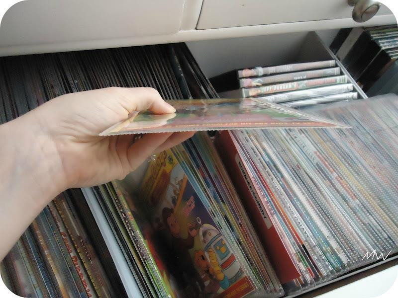 Organizarea colectiilor de DVD si CD-uri alfanumeric: simplificarea accesului.