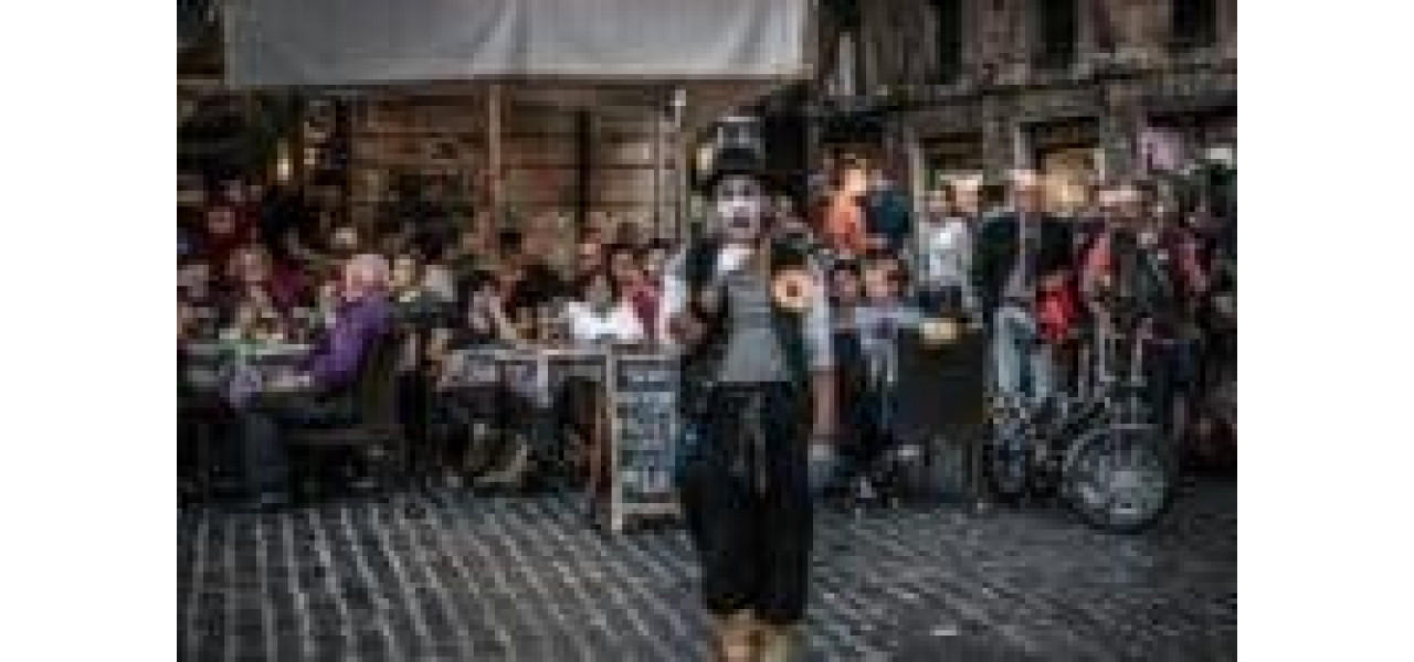 Camere Panasonic: Capturand esenta fotografiei de strada.