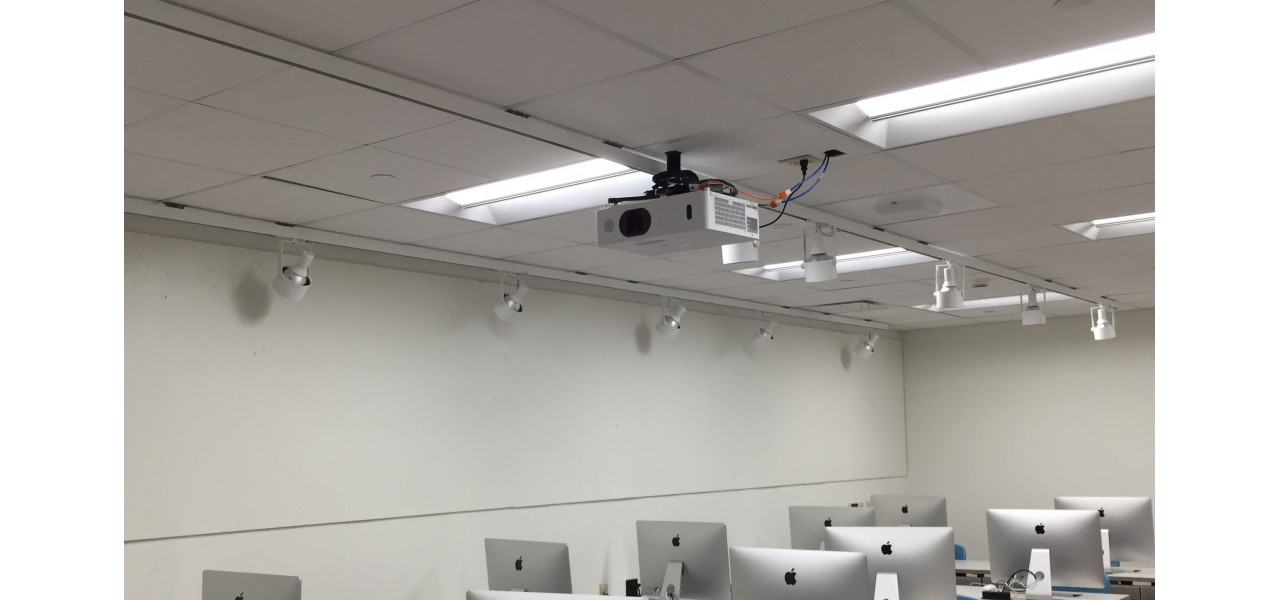 Accesorii pentru proiectoare pentru sala de clasa moderna.