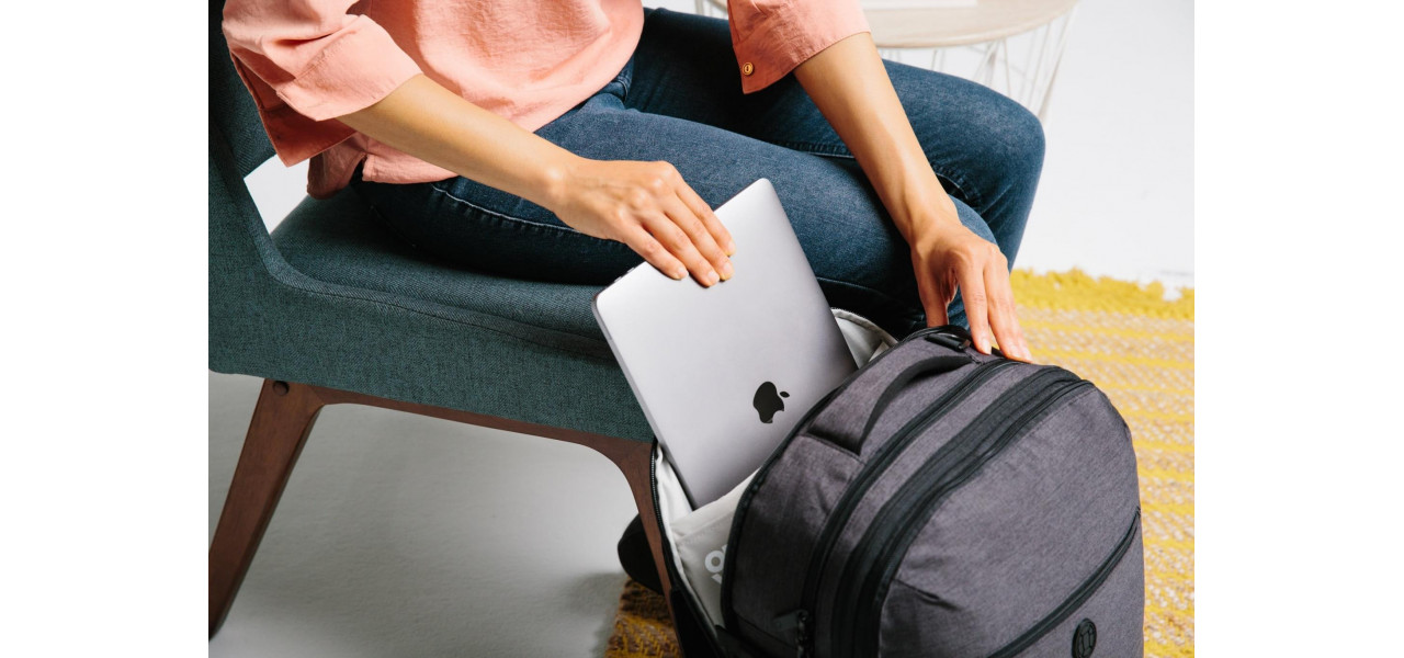 Protejati-va laptopul si spatele cu o geanta sau un rucsac ergonomic.