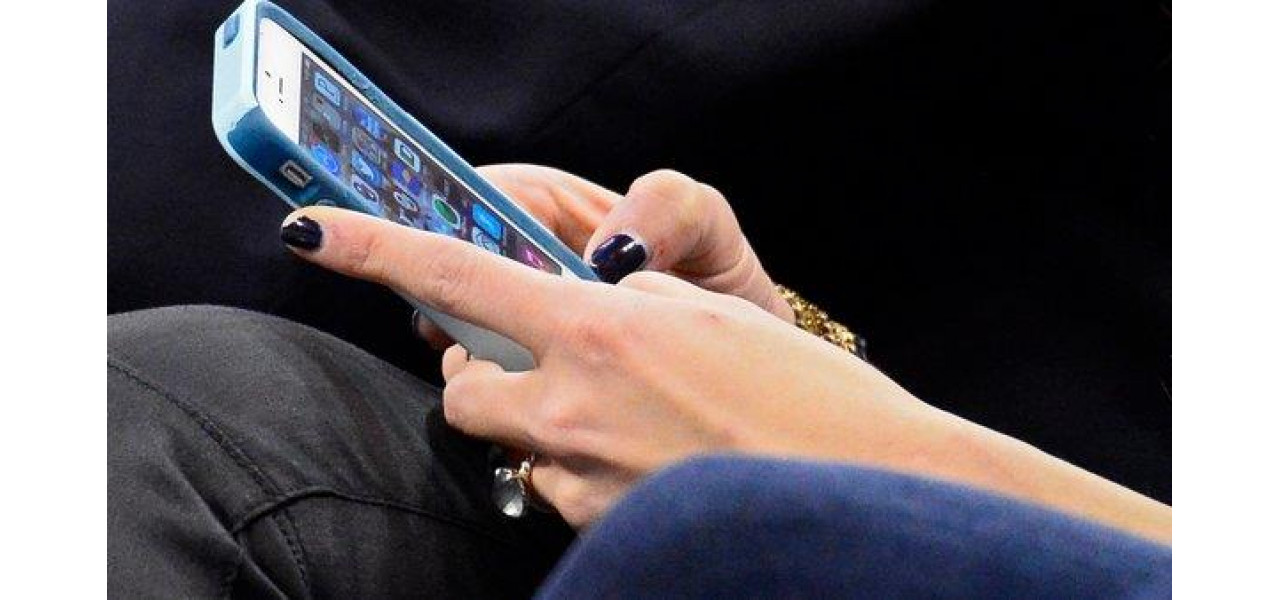 Rezistenta la atractia smartphone-urilor: imbratisarea miscarii telefonului cu buton.