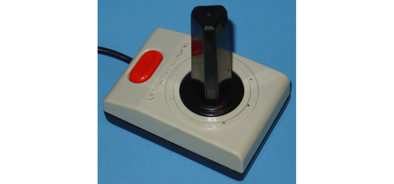 Jocuri retro cu controlere cu joystick: nostalgie vs confort modern.