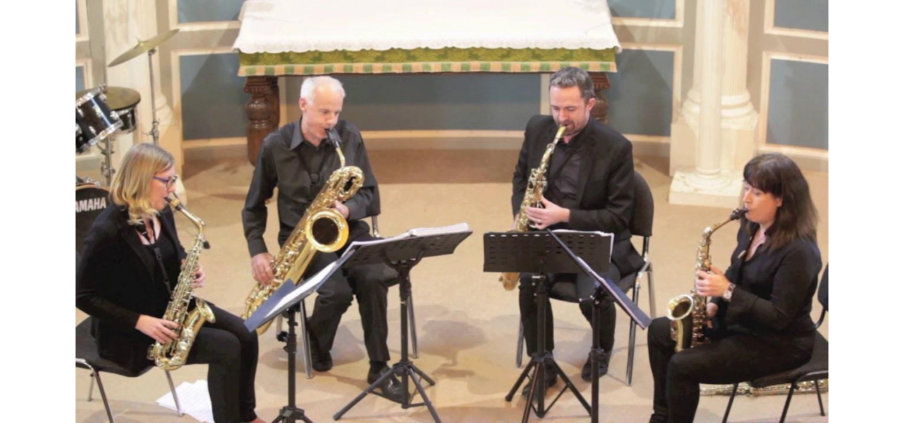 Cvartete de saxofoane care prezinta intreaga gama a instrumentului.