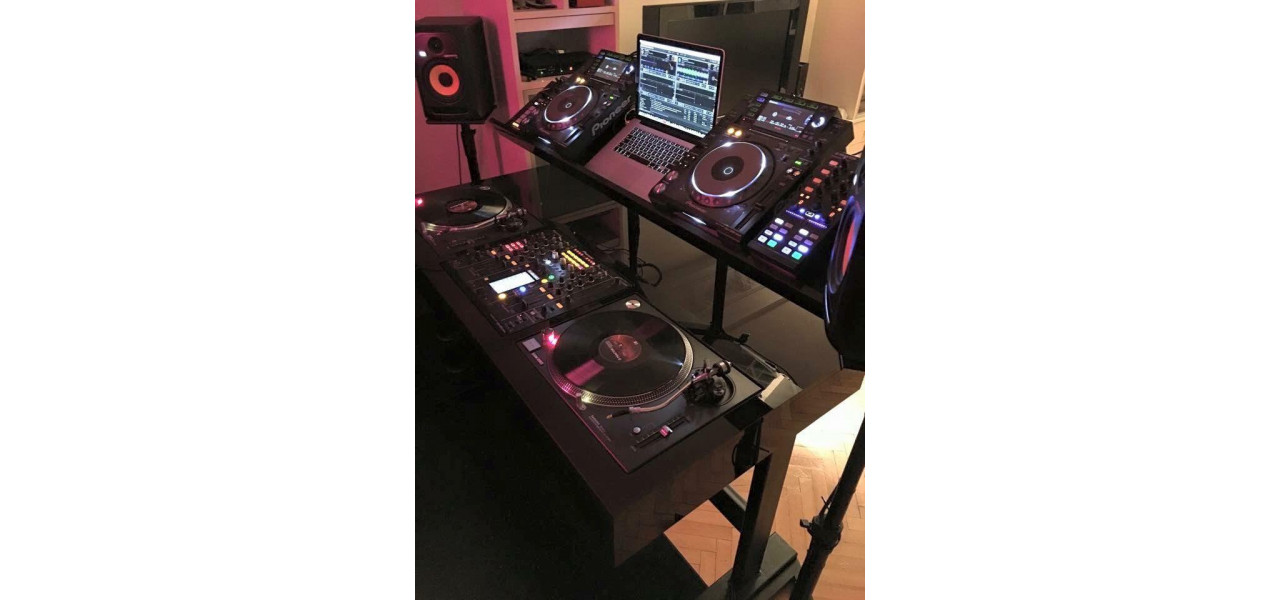 Ramaneti in fruntea curbei cu configuratia finala a echipamentelor DJ.