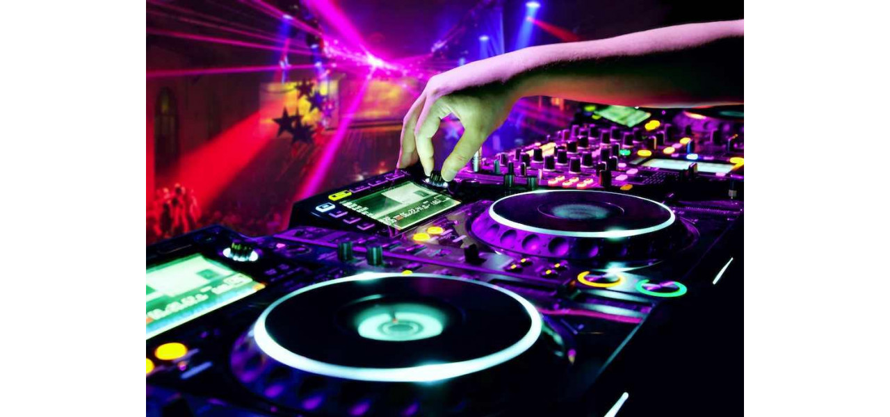 Ramaneti inaintea jocului cu echipamente DJ de ultima generatie.